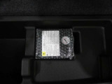 ラゲッジスペース床下にパンク修理キットを搭載しております。
