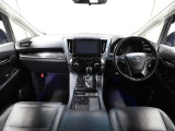 上質で落ち着いた印象のインパネ。視界も広々で運転しやすいです。