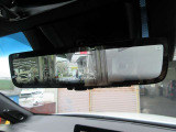 デジタルインナーミラー付き。後方視野角が広く、後席に同乗者がいても後方を確認しやすく安心です。