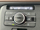 オートエアコンです。オートのボタンを押してダイヤルで室内温を設定していただくと、風量などが自動で調節され、快適な室内温を保ちます♪