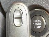 【キーレススタートシステム】カバンやポケットに入れたままでもドアの施錠・解錠が可能なスマートキーを装備。エンジンのオン・オフ時もカギを取り出す必要が無いからとっても便利です♪