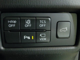 パワーテールゲートの開閉、横滑りを防ぐVSA等のスイッチ類は運転席の右側、手の届きやすい位置にあります。