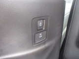 後席にも助手席側電動オートスライドドアのスイッチがあるので後席の乗り降りもスムーズに行えとても便利ですね!