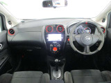 ■いたる所にNISUMOレッド装飾がありかっこいい!黒を基調としたスタイリッシュなデザインの運転席です。