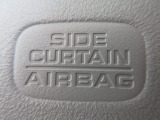 サイドカーテンエアバックシステムは、側面衝突時に大人から子供までさまざまな体格の乗員の頭部や頚部を広範囲で保護。特にセンターピラーへの頭部衝突を防ぐ展開性能を実現しています。
