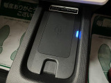 運転席助手席の間に置くだけ充電が付いておりますスマホをお置いて頂くだけで充電可能です