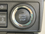 キーフリーシステムなので、エンジンスタートはブレーキペダルを踏みながらボタンを押します。鍵が運転席周りにあることが条件で、鍵をさしたり抜いたりする必要がありません。