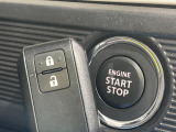 【キーレススタートシステム】カバンやポケットに入れたままでもドアの施錠・解錠が可能なスマートキーを装備。エンジンのオン・オフ時もカギを取り出す必要が無いからとっても便利です♪