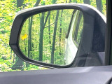 【ブラインドスポットモニター】走行中、ドアミラーの死角になりやすい箇所に後続車が接近するとサイドミラーのレンズに警告を表示!ドライバーに注意喚起をしてくれます。