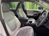 運転席シート廻りは使用感も少なく、良好な状態となっています。前オーナー様が丁寧に使っていたことがよくわかりますね。