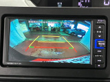 【バックカメラ】 駐車時に車両後方の様子を見ることができるので、運転の不安を軽くします。