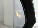 ブラインドスポットモニター装備。隣車線を走る車両を検知。ドアミラーでは確認しにくい後、側方エリアに存在する車両や急接近してくる車両も検知しドアミラーに搭載されたLEDインジケーターが点灯します。