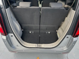 普段のお買い物に十分な広さのラゲッジスペースです。リアシートを倒せば大きな荷物も載せられます。