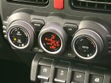 【オートエアコン】一度お好みの温度に設定すれば、車内の温度を検知し風量や温度を自動で調整。暑い&hellip;寒い&hellip;と何度もスイッチ操作をする必要はありません。快適な車内空間には必須の機能ですね♪