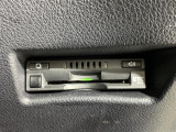 【ETC】有料道路を利用する際に料金所で停止することなく通過できる、ETC車載器(ノンストップ自動料金収受システム機器)が装備されています。セットアップを行うことで利用可能になります。