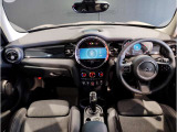 MINIの内装はとにかく『円』に拘ったデザインコンセプトが一目で伝わってきます。これほど円形に拘った車は他に御座いません。伝統のデザイン、トグルスイッチなど遊び心のある内装で御座います。