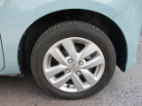 純正のアルミホイールが装着されてます。ボディデザインとマッチしておりカッコイイですね。