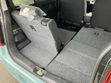【シートアレンジ】リヤシート肩部のレバーで荷室側から簡単に前倒しが可能です◎分割可倒式なのでアレンジして使用できます◎両席倒すと大きなラゲッジスペースに大変身!