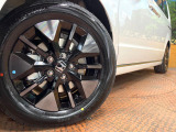 【純正アルミホイール】外観にマッチした純正アルミホイールを装着しております。各種社外アルミホイールや、スタッドレスタイヤも取扱いしております。是非ご相談ください♪