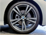 【BMWアロイホイル】軽量かつ強度に拘ったアロイホイル。走行性能ポテンシャルを引き出す設計。車の足元を引き締めてくれる大きなポイントはアロイホイルです。