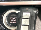 【インテリジェントキー】カバンやポケットに入れたままでもドアの施錠・解錠が可能なスマートキーを装備。エンジンのオン・オフ時もカギを取り出す必要が無いからとっても便利です♪
