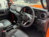シートヒーターも装備された高級感のあるレザーシートです!JEEPのロゴがオシャレ!