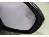 BSMを装備。さらに、バック出庫の際に左右からの接近車両を検知するRCTA、後方状況をカメラで検知し注意喚起するRCDがミラーのインジケーターの点滅と警報音で警告して安全確認をサポートしてくれます。