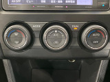 【左右独立型フルオートエアコン】運転席と助手席でそれぞれお好みの温度に設定可能。同乗者にも配慮した、快適な空調をお届け致します。