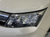 【LEDヘッドライト】悪天候や夜間走行時も良好な視界を確保し安心して運転できる高輝度LEDヘッドライトを装備!点灯速度が早く、消費電力も抑えられています。