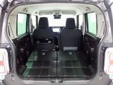 セカンドシートを倒すとさらに広々のラゲッジスペース