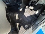 運転席足元のフロアマットの状態です