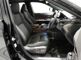 ソフトレザー+ファブリック表皮の高級感ある座り心地のいいシート。運転席は細かなポジション調整ができる8ウェイパワーシートです。