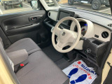【インテリア】足元広々インパネシフト♪運転席から助手席への移動もラクラク♪運転席・助手席SRSエアバッグとSRSカーテンエアバッグ、フロントSRSサイドエアバッグ、6つのエアバッグを装備で安全装備充実