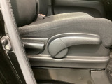 シートハイトアジャスターが付いているので運転姿勢を調整するのに便利ですね。身長に合ったシートポジションは安全運転や疲労軽減にもつながります。
