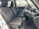 運転席まわりには十分なスペースがあり、大柄な方でもゆったり運転していただける環境です。