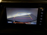 バックガイドモニター付き。車両後方の映像をナビ画面に表示し、駐車などの後退操作をサポートします。