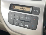 【オートエアコン】一度お好みの温度に設定すれば、車内の温度を検知し風量や温度を自動で調整。暑い&hellip;寒い&hellip;と何度もスイッチ操作をする必要はありません。快適な車内空間には必須の機能ですね♪