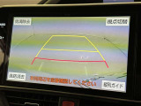後方の見える安心をお届けするバックガイドモニター付:バックするときのアシストラインもあって楽々バック!車庫入れや縦列駐車をサポートし、苦手な駐車も安心です!今やもう手放せない装備ですネ♪