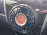 一度お好みの温度に設定すれば、車内の温度を検知し風量や温度を自動で調整。暑い&hellip;寒い&hellip;と何度もスイッチ操作をする必要はありません。快適な車内空間には必須の機能ですね。