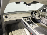 ベントレーは全てオーダーでの発注となっておりますので同じ車種でもステッチやベニヤ部分でまったく違う表情を感じることができます。