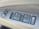 【電動格納ミラー】サイドミラーは電動格納式となっており、狭い駐車場でもキズがつくリスクを抑えられます。
