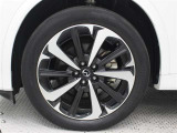 純正アルミホイールは精度が高く、走行の安定性が優れています。タイヤサイ235/50R20