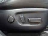 運転席はパワーシートなのでお好みのドライビングポジションに調整可能です♪