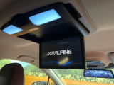 【フリップダウンモニター】大画面モニターで後席でもエンタメをお楽しみいただけます。小さなお子様にも大人気の装備です♪