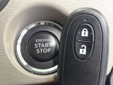【アドバンストキー】カバンやポケットに入れたままでもドアの施錠・解錠が可能なスマートキーを装備。エンジンのオン・オフ時もカギを取り出す必要が無いからとっても便利です♪