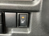【シートヒーター】運転席にはシートヒーターを装備♪寒い冬にはシートをじんわり温めてくれてドライブも快適ですよ◎エアコンの暖房より早く温まってくれるので重宝しますよ◎
