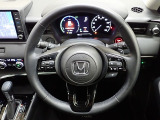 ハンドル左側にはオーディオ操作が出来るオーディオリモートコントロールスイッチ、右側にはHonda SENSINGとオートクルーズコントロールのスイッチを装備!