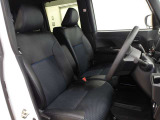 フロントの座席はベンチシートタイプです♪ゆったりと座れるので運転される方も助手席の方もラクラクです♪