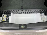 【ラゲッジアンダーボックス】ベビーカーを立てて収納することもできますよ☆ベビーカーのサイズによっては積載できないので、気になる方はスタッフまでご相談ください☆タイヤパンク応急修理セットも備わっています