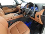 高級感のある美しいインテリアデザインの運転席です。